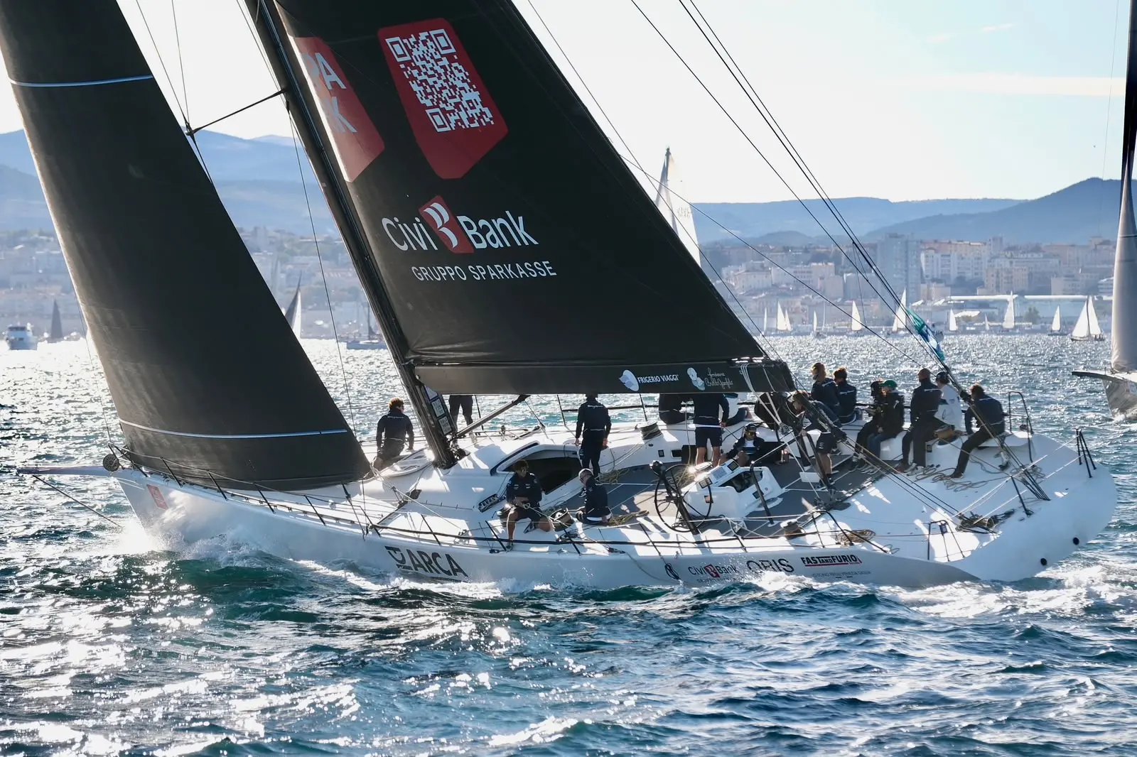 Tutto pronto per la Barcolana 58 che vedrà sulla linea di partenza 1.858 vele iscritte. Già attorno alle 8 del mattino sulle fervevano i preparativi in vista della regata, con le barche che, una dopo l'altra, hanno iniziano a levare gli ormeggi per dirigersi verso la linea di partenza. Le foto sono di Massimo Silvano