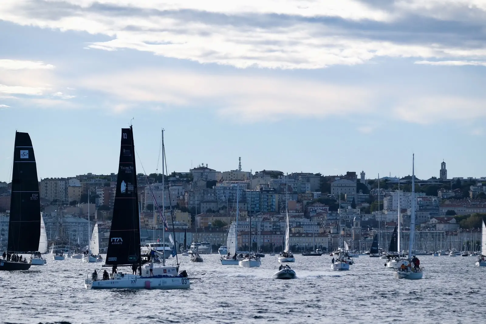 Tutto pronto per la Barcolana 58 che vedrà sulla linea di partenza 1.858 vele iscritte. Già attorno alle 8 del mattino sulle fervevano i preparativi in vista della regata, con le barche che, una dopo l'altra, hanno iniziano a levare gli ormeggi per dirigersi verso la linea di partenza. Le foto sono di Massimo Silvano