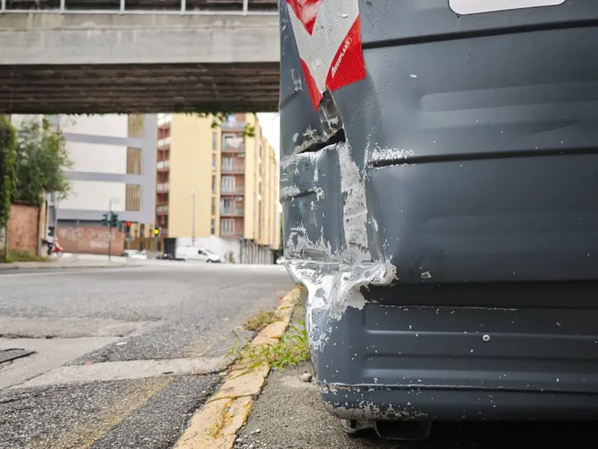 Il cassonetto colpito da Giuseppe Schembri. Foto Lasorte
