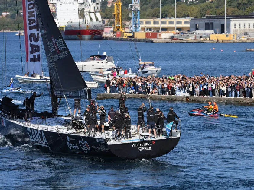 L'arrivo di Arca davanti a piazza Unità (Lasorte)