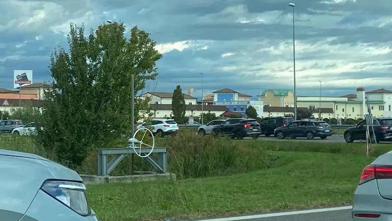 In coda per i maxi saldi dell'outlet di Noventa di Piave