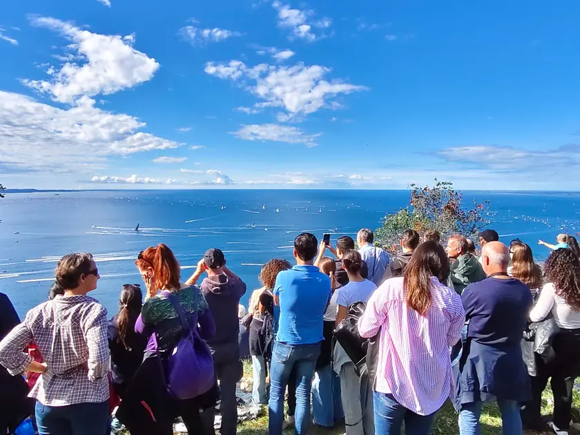 Mentre in mare imperversava la sfida tra le 1.858 barche iscritte alla Barcolana, migliaia di persone si sono godute lo spettacolo da terra: dal Castello di San Giusto al Carso triestini e turisti hanno preso d'assalto tutti i punti di osservazione. Le foto sono di Andrea Lasorte e Francesco Bruni