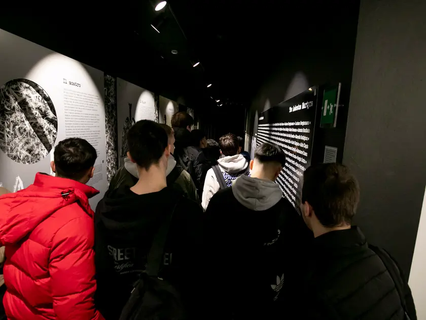 Una scolaresca in visita al Memoriale del MuCa (Foto Bonaventura)