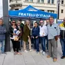 Il gazebo di FdI in piazza a Monfalcone (foto Katia Bonaventura)