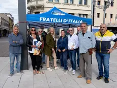 Il gazebo di FdI in piazza a Monfalcone (foto Katia Bonaventura)