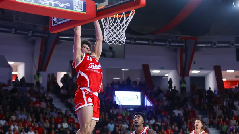 https://images.ilpiccolo.it/view/acePublic/alias/contentid/1udj4n6jhmywr2n6y91/0/copia-di-lasorte-trieste-10-10-26-serie-a-varese-pallacanestro-trieste-foto-ciamillo-lasorte.webp?f=16%3A9&amp;w=840