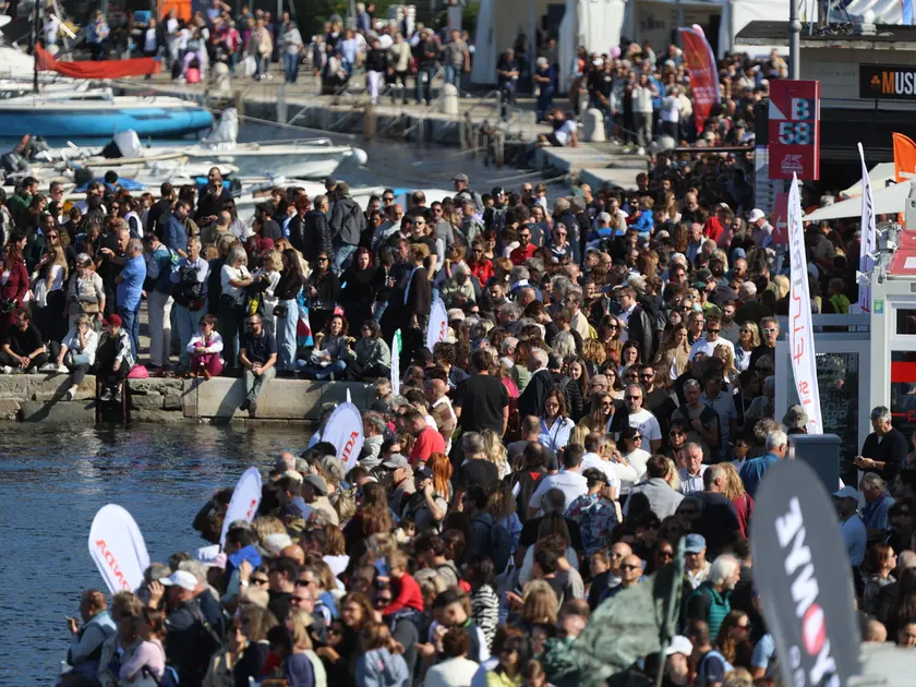 Mentre in mare imperversava la sfida tra le 1.858 barche iscritte alla Barcolana, migliaia di persone si sono godute lo spettacolo da terra: dal Castello di San Giusto al Carso triestini e turisti hanno preso d'assalto tutti i punti di osservazione. Le foto sono di Andrea Lasorte e Francesco Bruni