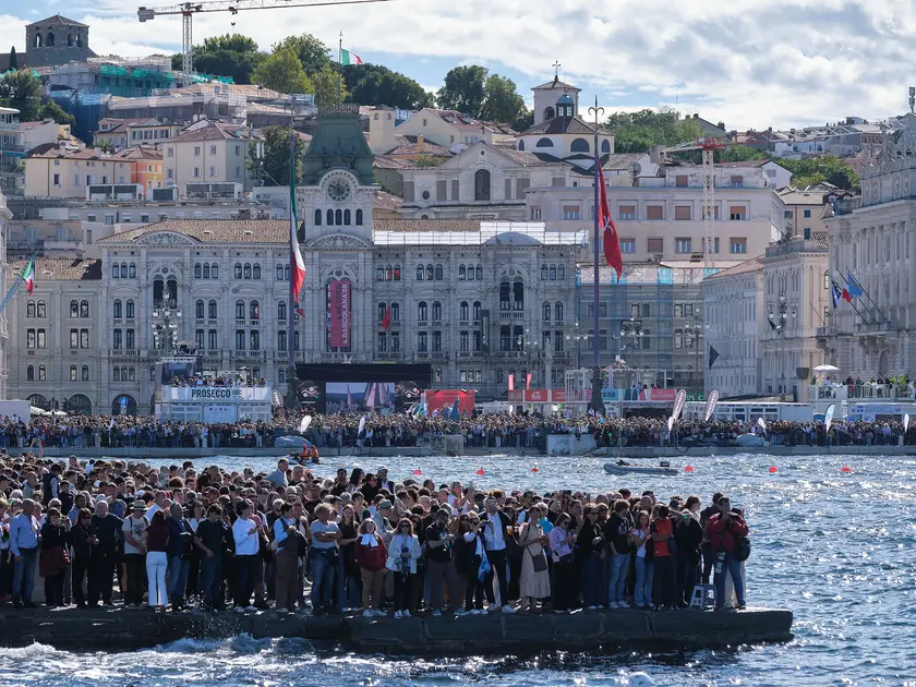 Nelle foto di Massimo Silvano e Andrea Lasorte, la Coppa d'Autunno vista dal mare, con la sfida tra 1858 barche nel golfo di Trieste. A trionfare è stato, per la quarta volta di fila, Arca Sgr di Furio Benussi