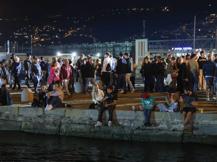 Tanti spettatori e curiosi anche per le attività serali durante il weekend di Barcolana (Foto Lasorte)
