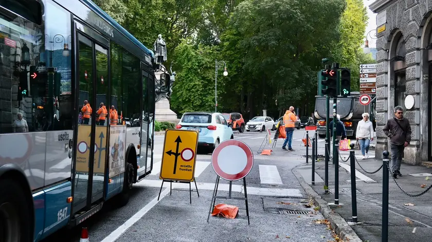 I lavori in via Rossetti e i disagi al traffico a Trieste (Foto Silvano)