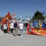 Il presidio davanti ai cancelli dell’azienda Foto Lasorte