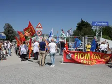 Il presidio davanti ai cancelli dell’azienda Foto Lasorte