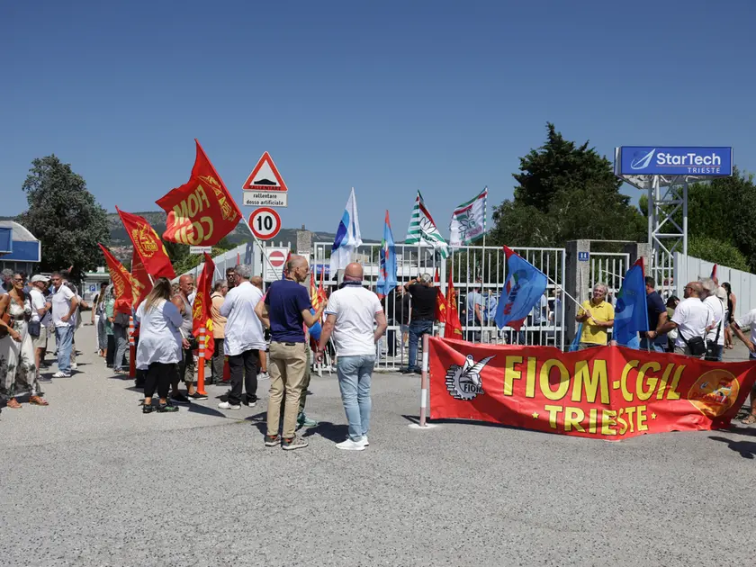 Il presidio davanti ai cancelli dell’azienda Foto Lasorte