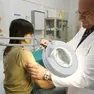Un medico effettua una vaccinazione all'interno di un ambulatorio in una foto d'archivio