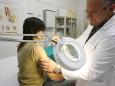 Un medico effettua una vaccinazione all'interno di un ambulatorio in una foto d'archivio