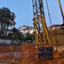 A sinistra il cantiere, a destra in alto i sacchi e sotto l’avviso del sequestro (foto Francesco Bruni)