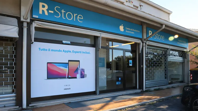 Il negozio R-Store di via Brigata Casale (foto Andrea Lasorte)