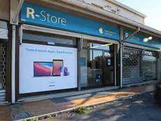 Il negozio R-Store di via Brigata Casale (foto Andrea Lasorte)
