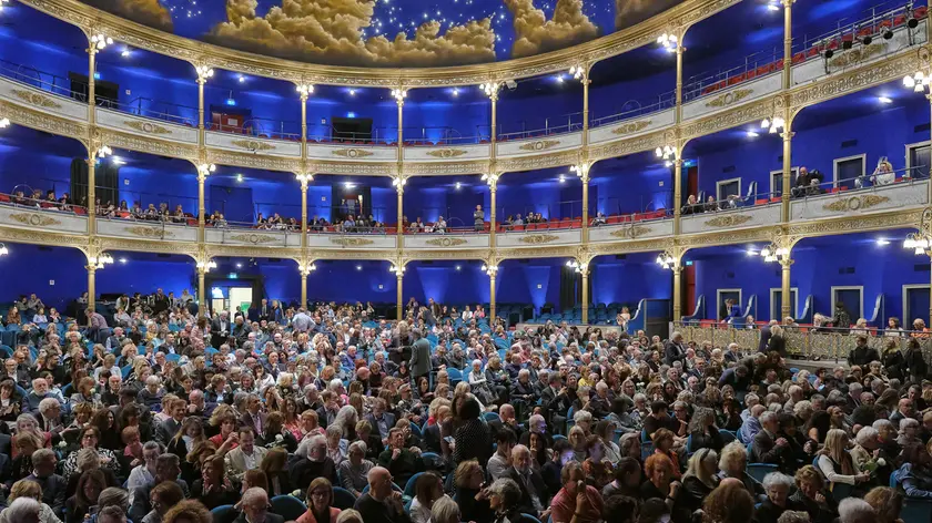 La folla alla prima del Rossetti mercoledì sera (foto Massimo Silvano)