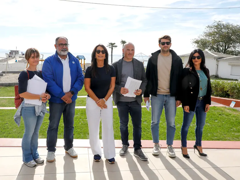 La conferenza stampa sulle concessioni balneari a Marina Julia. Foto Minin
