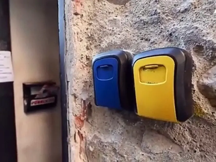 Key box all’esterno di alcuni alloggi destinati ai vacanzieri