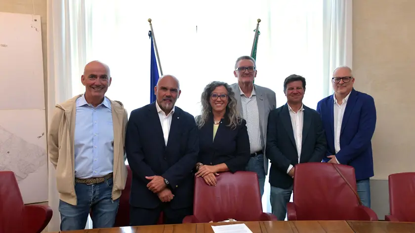La firma per l'accordo in Comune (foto Bruni)