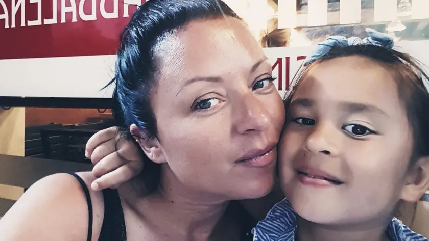 Laura Libanetti con sua figlia, Sofia Cossar: la piccola è rimasta schiacciata da un'acquasantiera