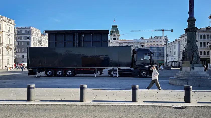 Il tir con il maxi schermo (foto Lasorte)