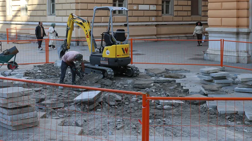 I lavori della pavimentazione (foto Lasorte)