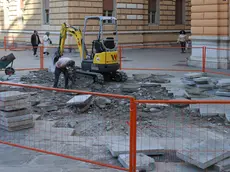 I lavori della pavimentazione (foto Lasorte)