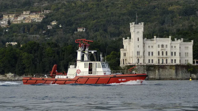 Un'imbarcazione del comando provinciale dei vigili del fuoco di Trieste (foto d'archivio)