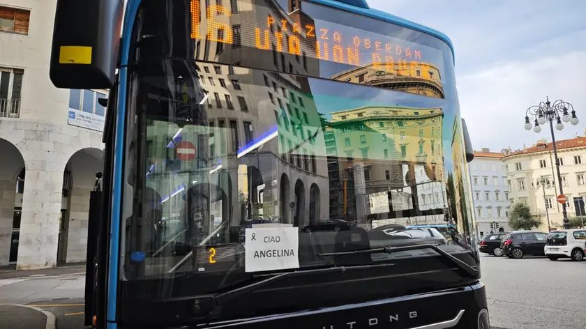 Un autobus con l'omaggio ad Angelina Fabian