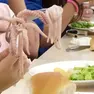 Cibo crudo a scuola: è protesta