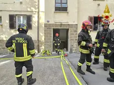 L'intervento dei vigili del fuoco in via Santi