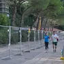 L'area recintata con alle spalle l'ascensore di Miramare