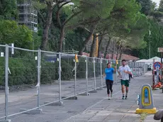 L'area recintata con alle spalle l'ascensore di Miramare