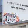 La scritta sulla facciata del Galilei (foto Tibaldi)