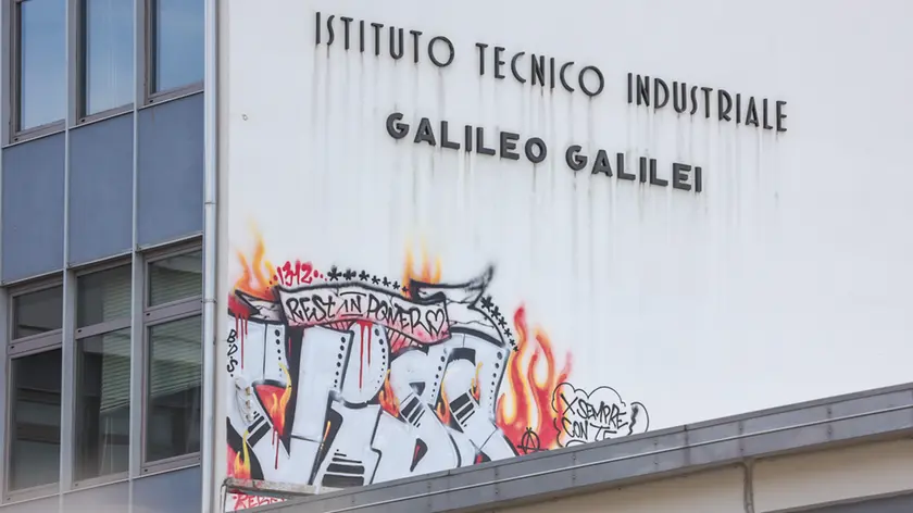 La scritta sulla facciata del Galilei (foto Tibaldi)