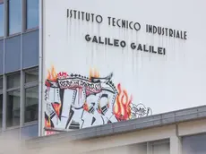 La scritta sulla facciata del Galilei (foto Tibaldi)
