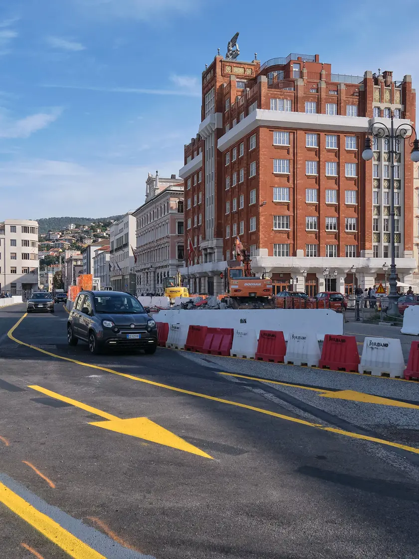 Il cantiere si è spostato al centro del ponte (foto Silvano)