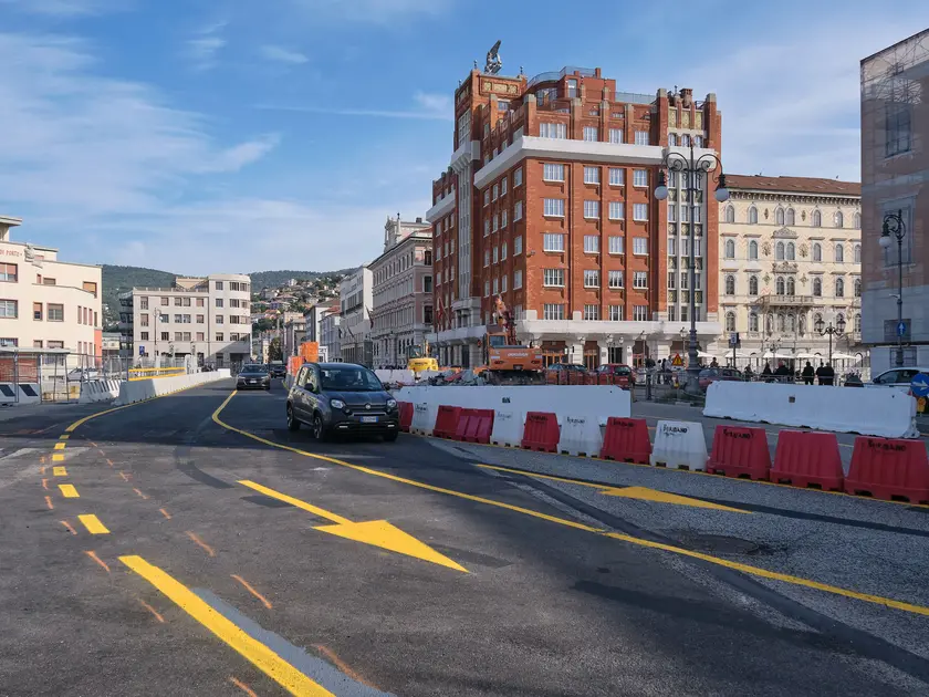 Il cantiere si è spostato al centro del ponte (foto Silvano)