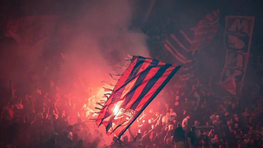 I fumogeni accesi dai tifosi dell'Hajduk durante la sfida contro l'Ajax