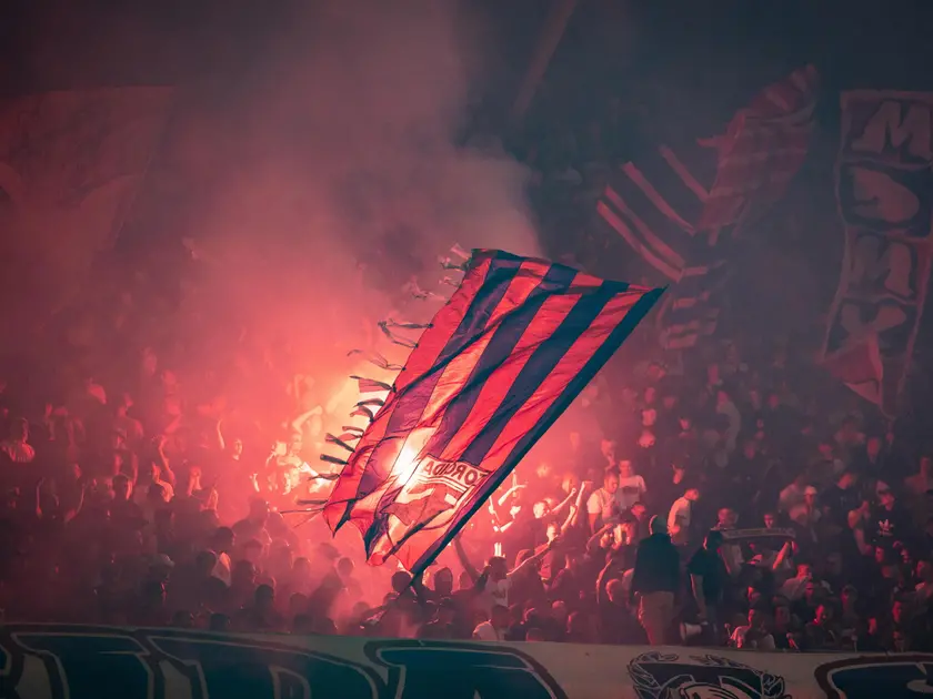 I fumogeni accesi dai tifosi dell'Hajduk durante la sfida contro l'Ajax