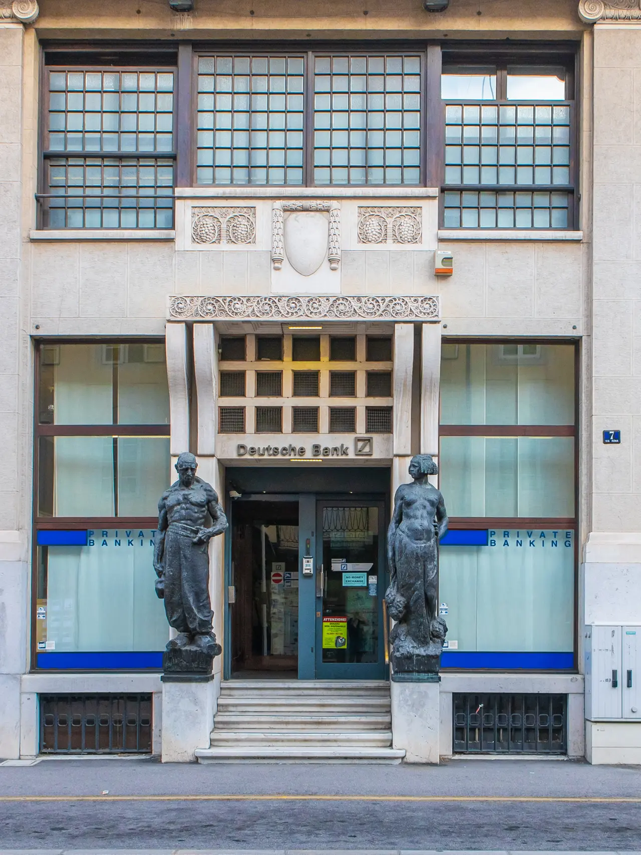 Le statue sul palazzo dell’ex Banca di Praga