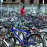 Centinaia di biciclette parcheggiate a Panzano davanti alla Fincantieri (Foto Bonaventura)