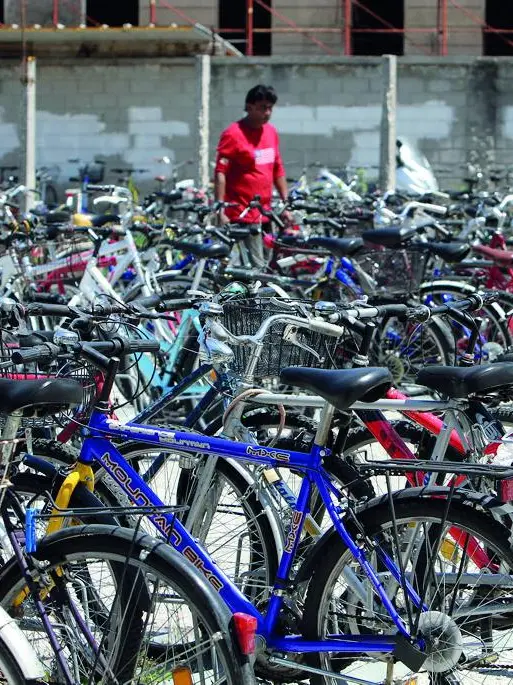 Centinaia di biciclette parcheggiate a Panzano davanti alla Fincantieri (Foto Bonaventura)