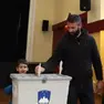 Un cittadino sloveno al voto l’11 ottobre (foto Ansa/Epa)