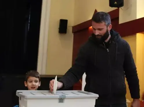 Un cittadino sloveno al voto l’11 ottobre (foto Ansa/Epa)