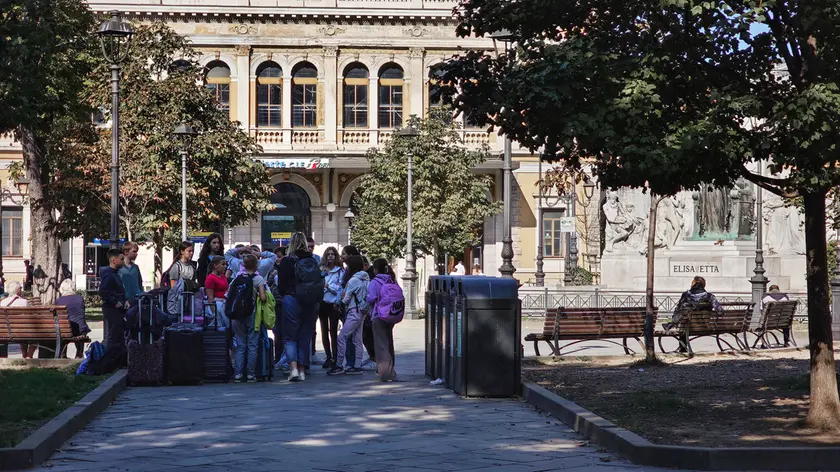 Una comitiva radunata in piazza Libertà (Lasorte)