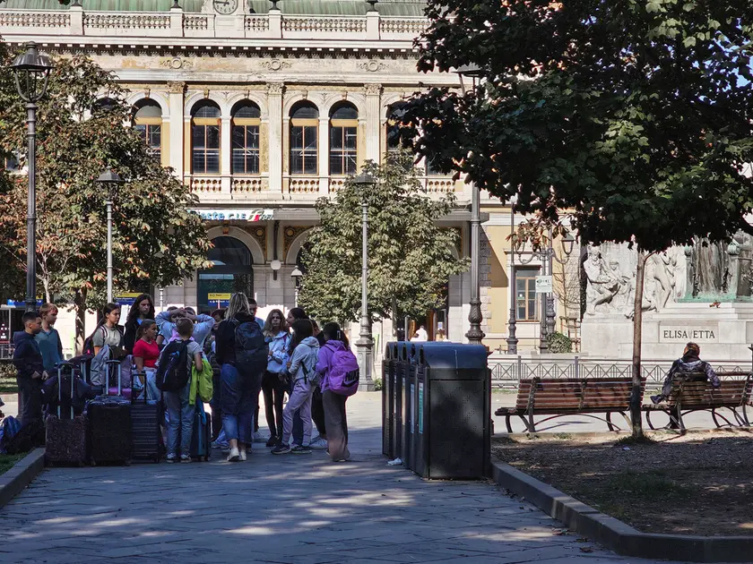 Una comitiva radunata in piazza Libertà (Lasorte)